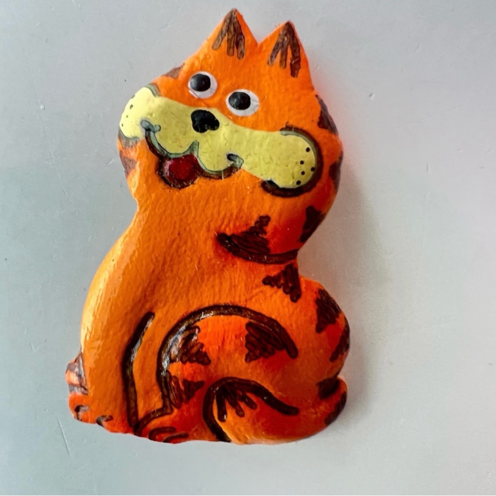 π Vintage Leather Brooch / Garfield the cat Handmade in Canada : paint & cut